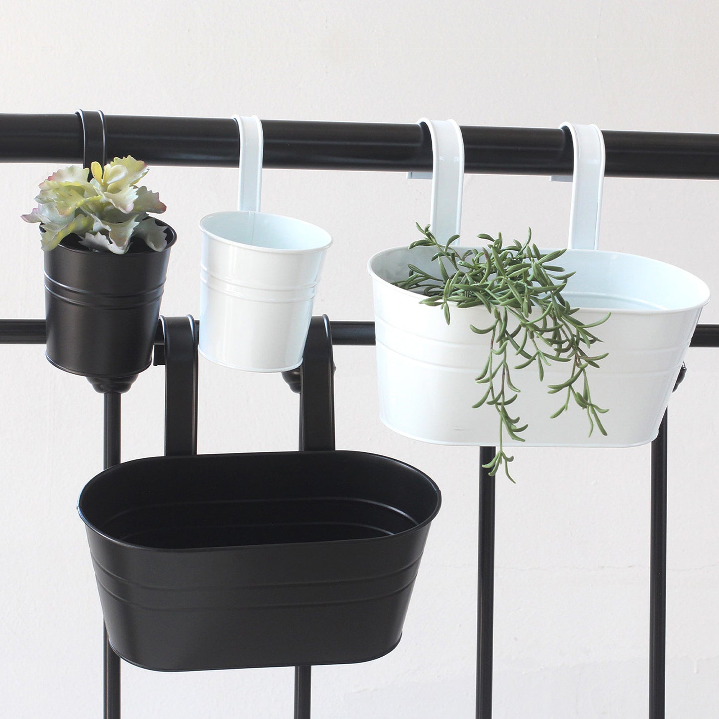 Detachable Double Hook Oval Metal Planter for Balcony
